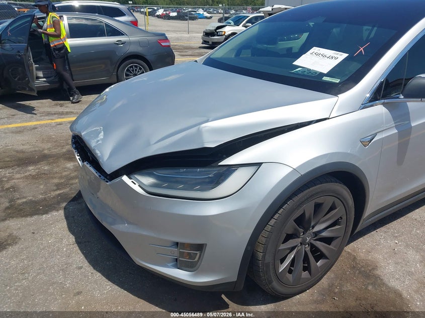 2018 Tesla Model X 100D/75D/P100D VIN: 5YJXCAE25JF111832 Lot: 45056489