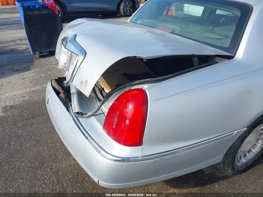 2001 Lincoln Town Car Executive VIN: 1LNHM81W01Y672910 Lot: 45059942