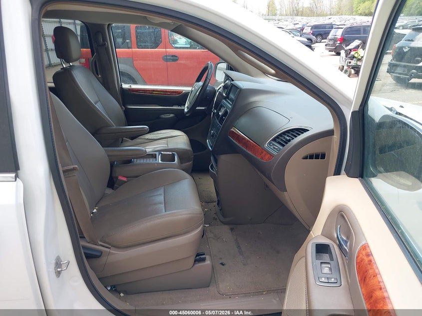 2016 CHRYSLER TOWN & COUNTRY auction photo 5