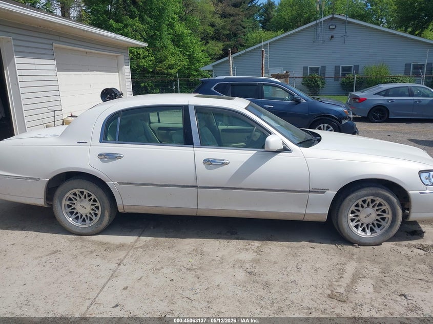 1998 Lincoln Town Car Signature VIN: 1LNFM82W0WY723187 Lot: 45063137