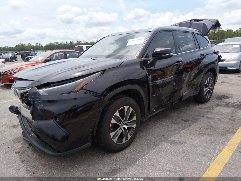 5TDGZRAH4MS048892 2021 TOYOTA HIGHLANDER XLE photo 1