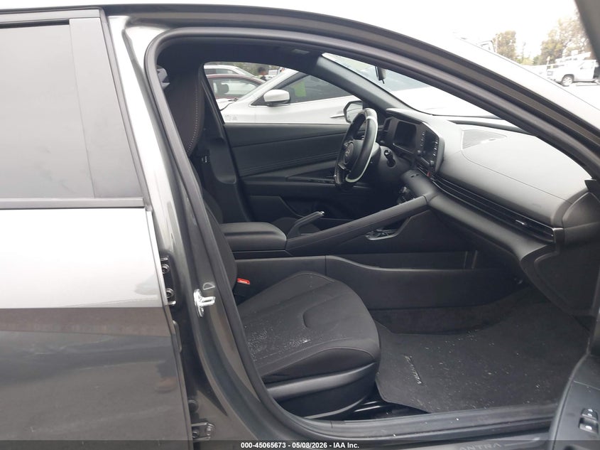 2025 HYUNDAI ELANTRA auction photo 5