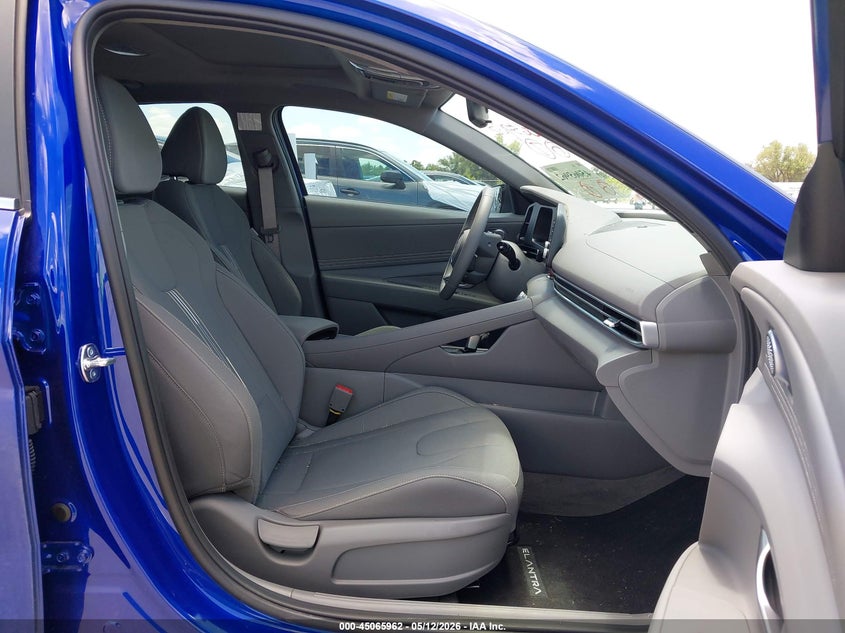 2026 HYUNDAI ELANTRA auction photo 5