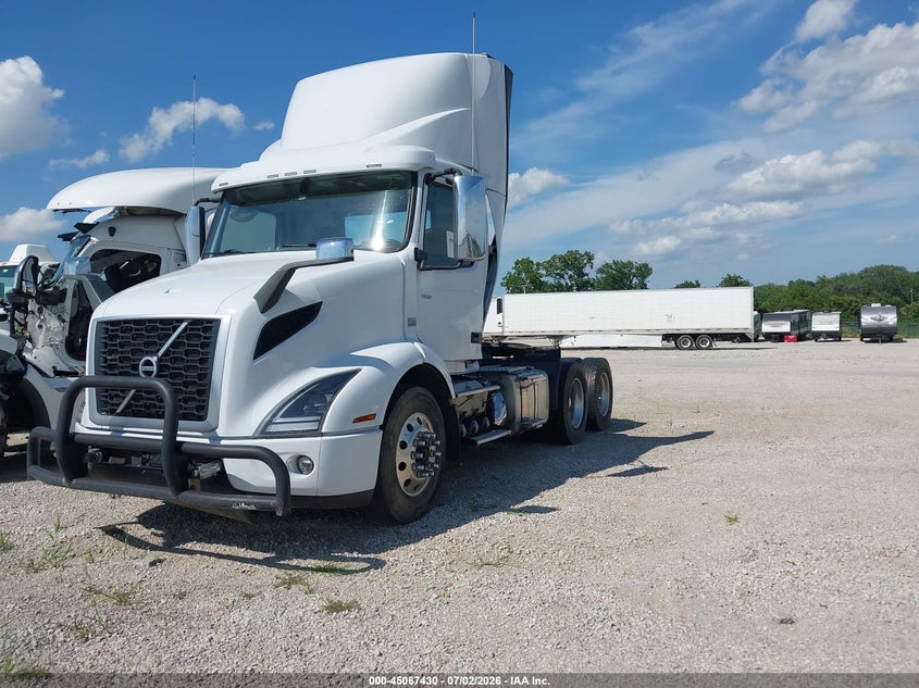 2022 VOLVO VNR TRUCK N/A