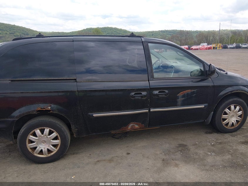 2005 Chrysler Town & Country Touring VIN: 2C4GP54L15R501844 Lot: 45070453