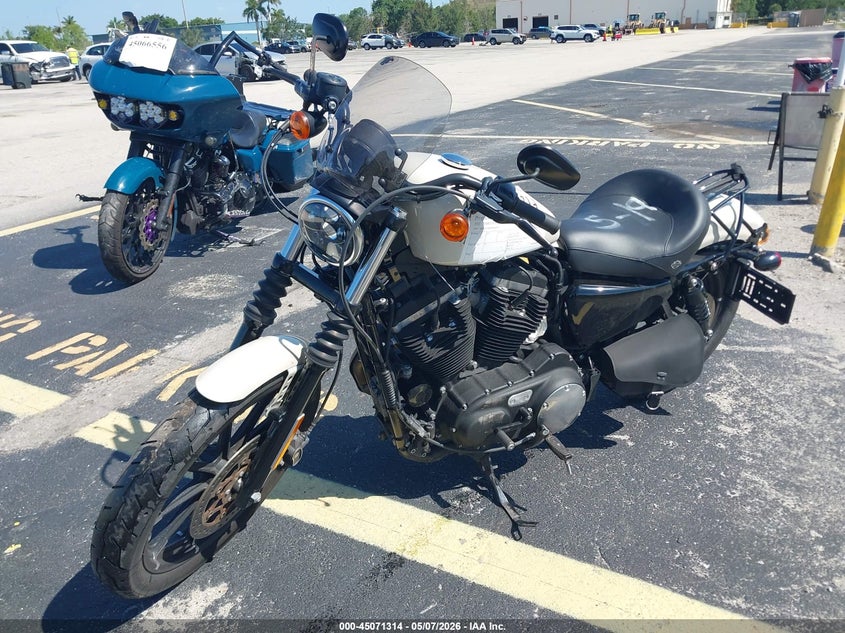 2022 HARLEY-DAVIDSON IRON MOTO 2