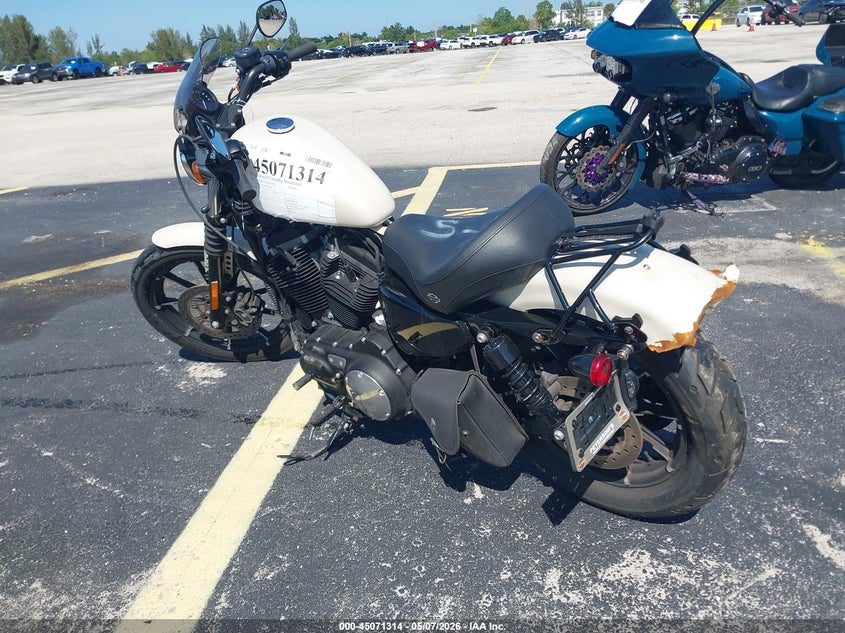 2022 HARLEY-DAVIDSON IRON MOTO 2