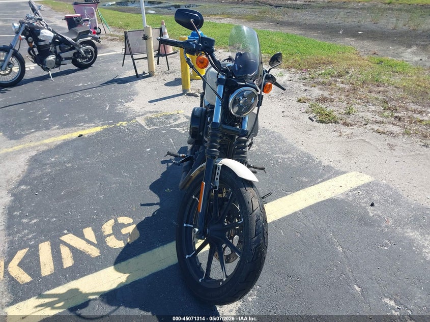 2022 HARLEY-DAVIDSON IRON MOTO 2