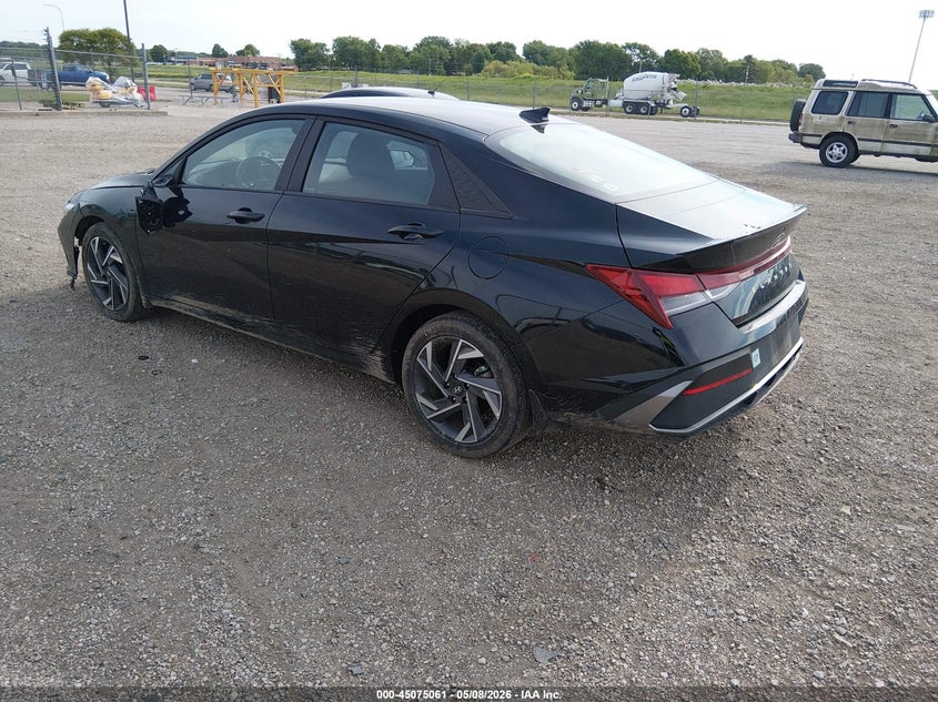 2025 HYUNDAI ELANTRA auction photo 3