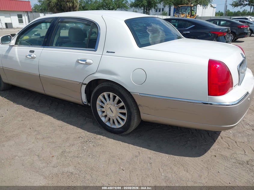 2003 Lincoln Town Car Signature VIN: 1LNHM82W23Y617019 Lot: 45075398