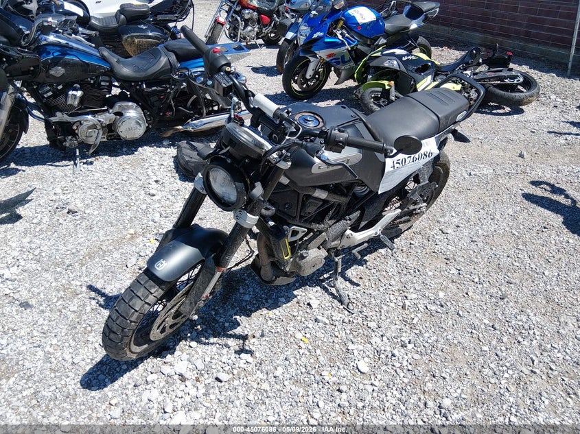 2020 HUSQVARNA VITPILEN 401/SVARTPILEN 401 auction photo 2