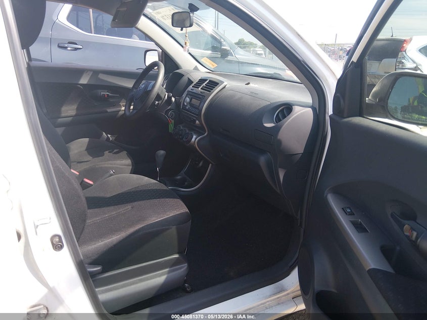 JTKKU4B45B1013658 2011 Scion Xd 1.8 white