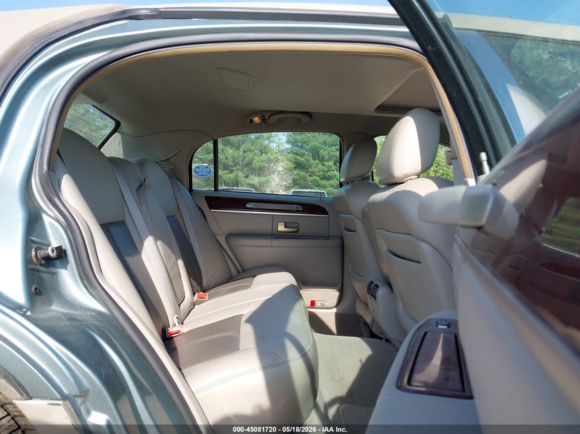 2005 Lincoln Town Car Signature Limited VIN: 1LNHM82W65Y611579 Lot: 45081720