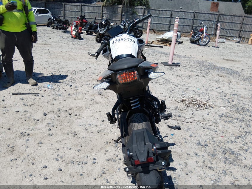 VIN: LCEPDPL11P6000998 2023 CF MOTO 300NK