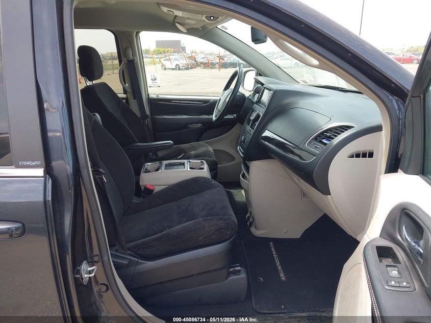 2014 CHRYSLER TOWN & COUNTRY auction photo 5