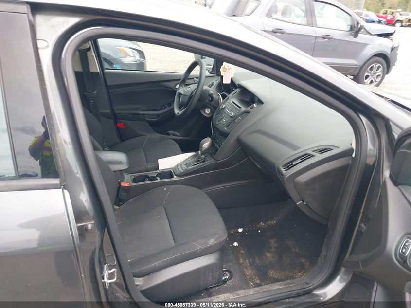 VIN 1FADP3F2XHL265323 2017 FORD FOCUS SE