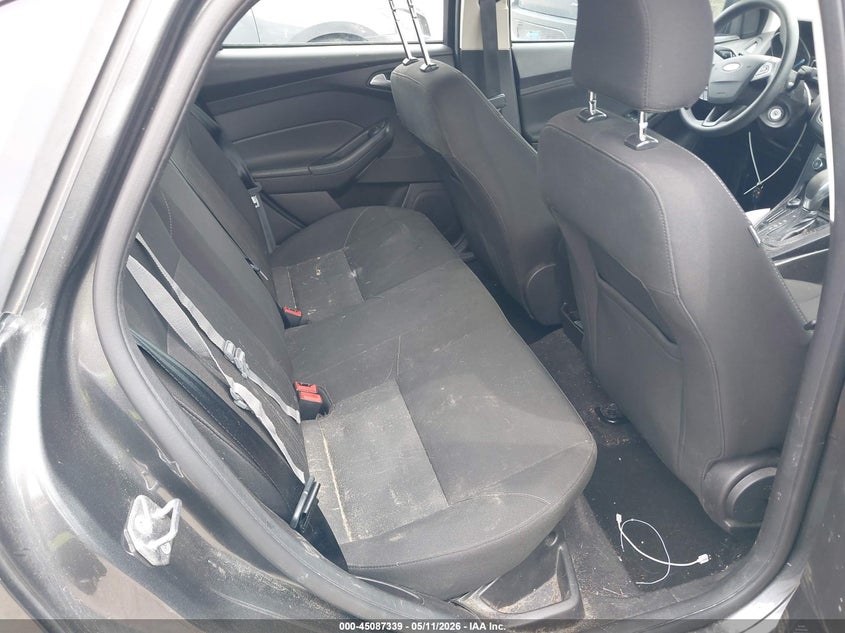 VIN 1FADP3F2XHL265323 2017 FORD FOCUS SE