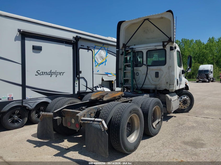 2017 FREIGHTLINER CASCADIA 113 auction photo 4
