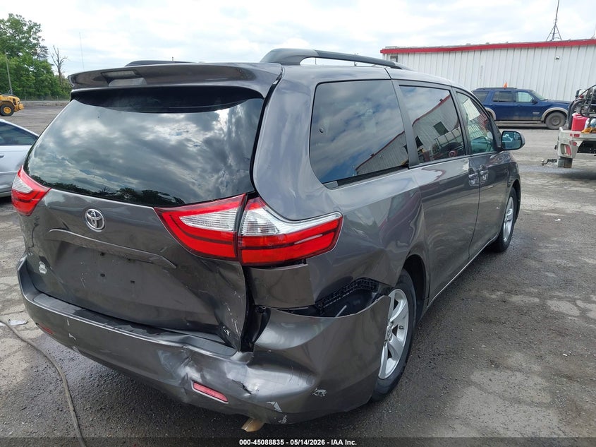 2015 TOYOTA SIENNA auction photo 4