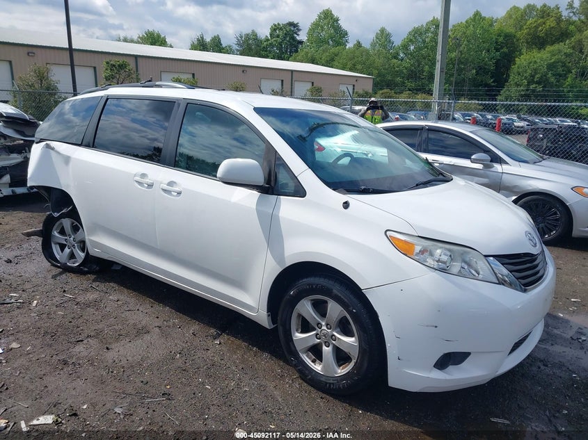 2014 Toyota Sienna Le V6 8 Passenger