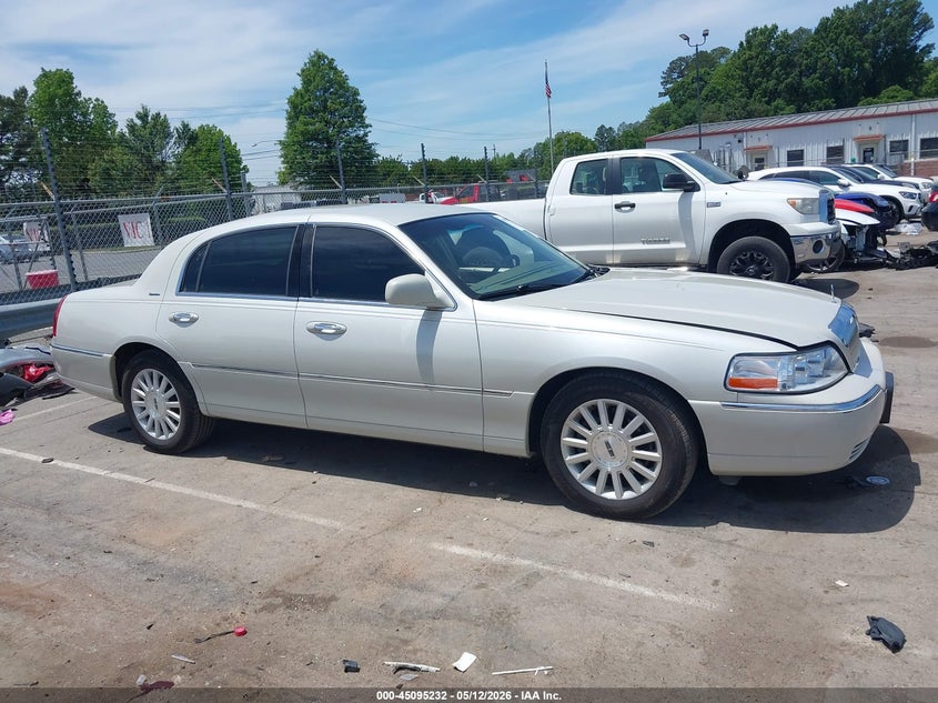 2004 Lincoln Town Car Signature VIN: 1LNHM81W54Y664399 Lot: 45095232