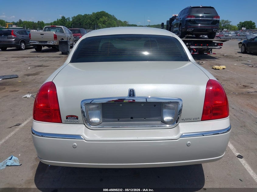 2004 Lincoln Town Car Signature VIN: 1LNHM81W54Y664399 Lot: 45095232