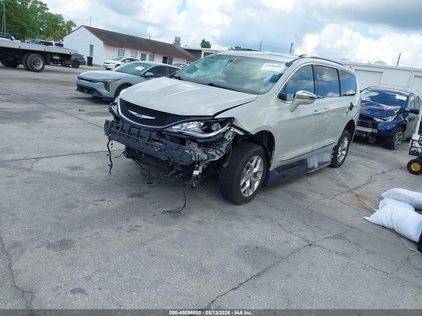 2017 CHRYSLER PACIFICA auction photo 2