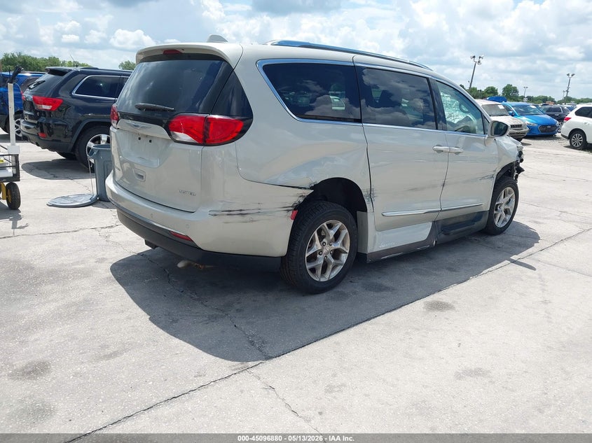 2017 CHRYSLER PACIFICA auction photo 4