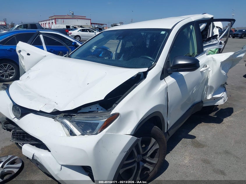 VIN JTMZFREV0JJ729156 2018 TOYOTA RAV4 LE
