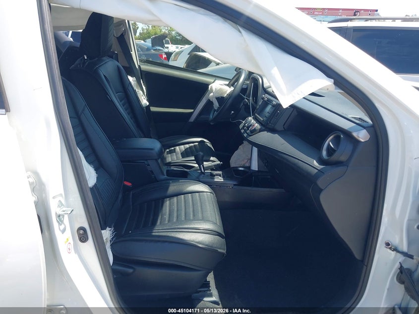 VIN JTMZFREV0JJ729156 2018 TOYOTA RAV4 LE