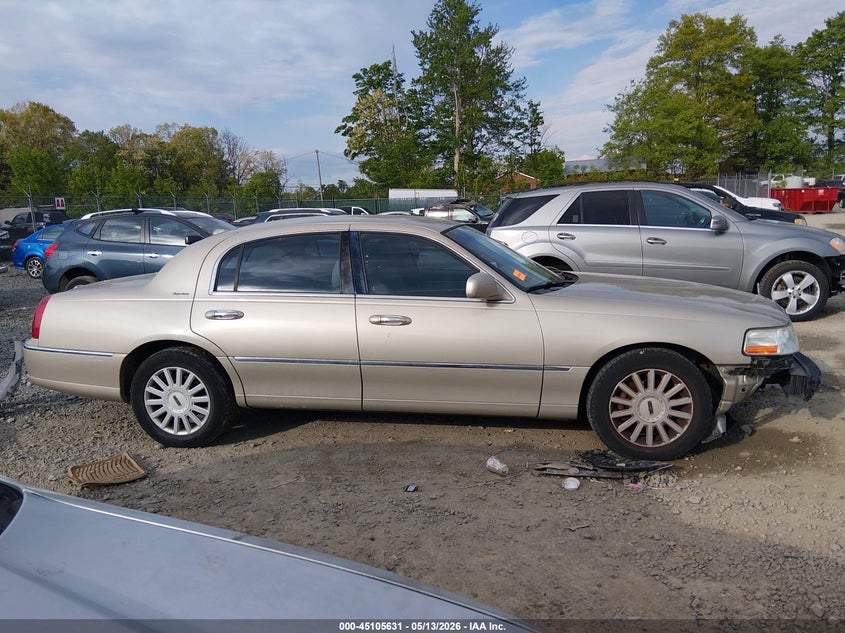 2005 Lincoln Town Car Signature VIN: 1LNHM81W05Y608811 Lot: 45105631