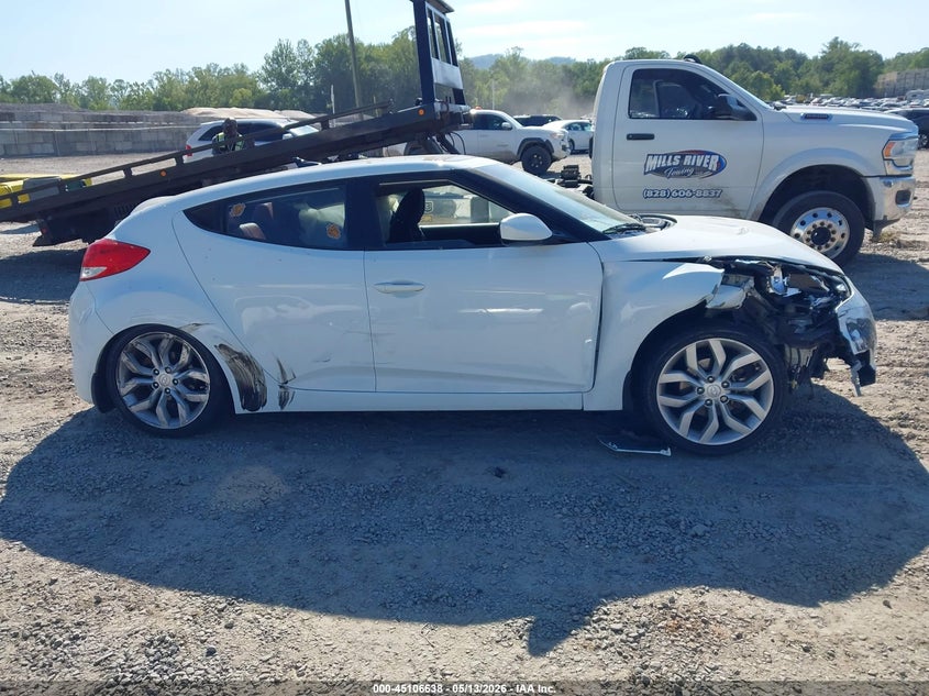 2013 Hyundai Veloster Base W/Red VIN: KMHTC6AD1DU149231 Lot: 45106638