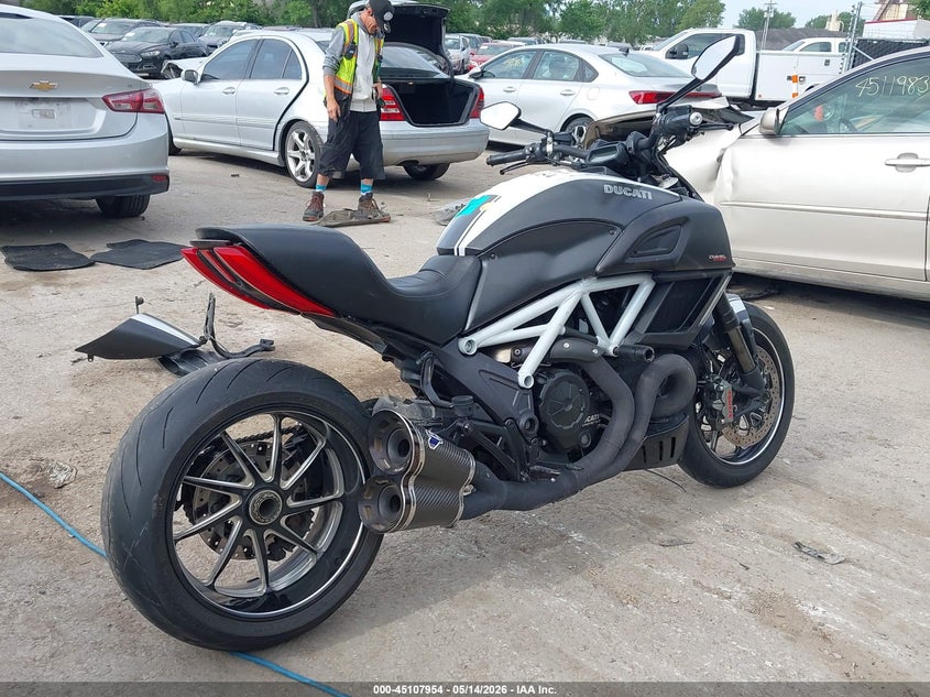 2015 DUCATI DIAVEL auction photo 4