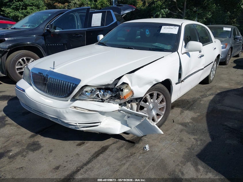 Vin: 2lnbl8cv3bx765323, lot: 45607257, lincoln town car signature limited 20112