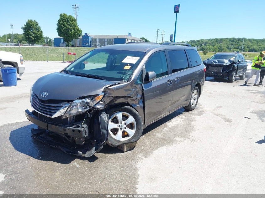 2017 TOYOTA SIENNA auction photo 2