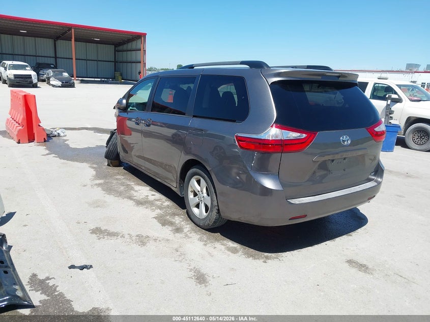 2017 TOYOTA SIENNA auction photo 3