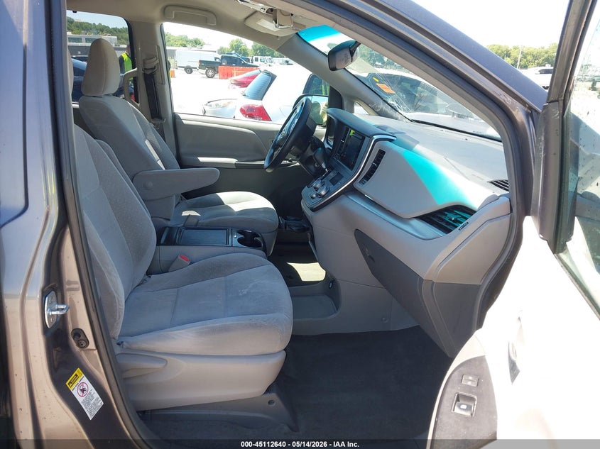 2017 TOYOTA SIENNA auction photo 5