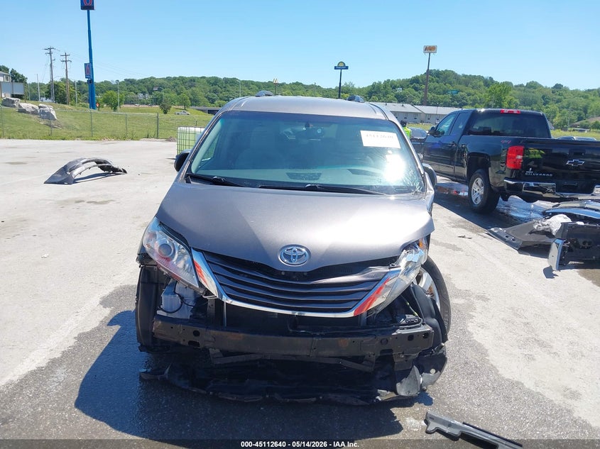 2017 TOYOTA SIENNA auction photo 6