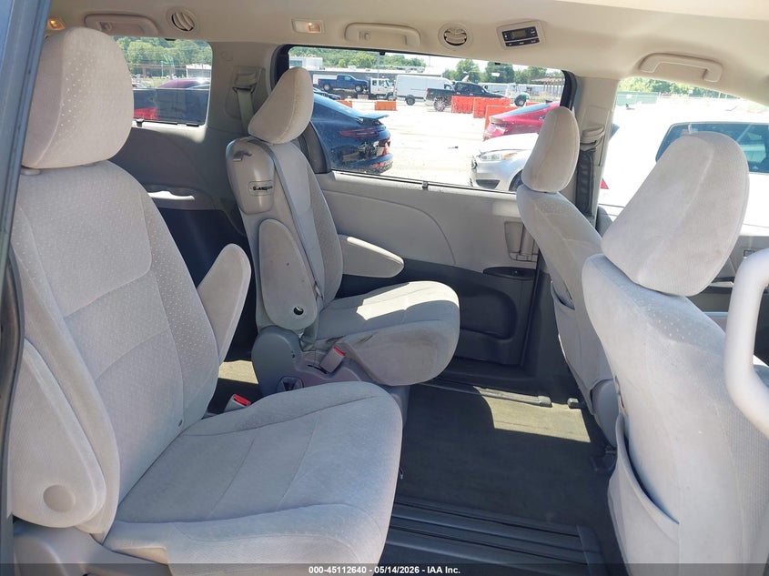 2017 TOYOTA SIENNA auction photo 8