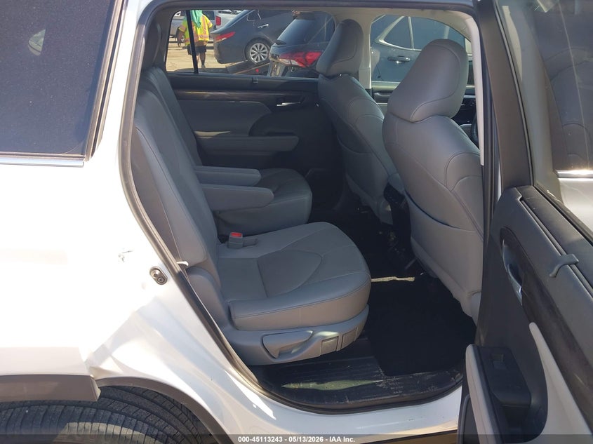 2020 TOYOTA HIGHLANDER auction photo 8