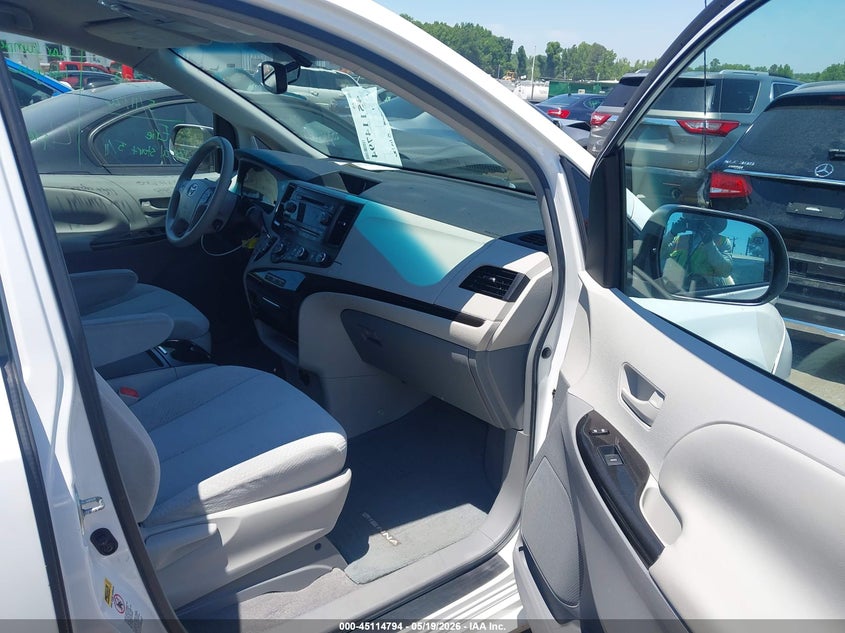 2011 Toyota Sienna 3.5 Le V6 white Lot 111045114794 Vin 5TDKK3DC4BS033401