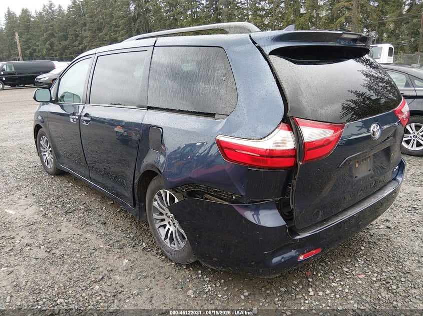 VIN 5TDYZ3DC3JS942704 2018 TOYOTA SIENNA XLE 8 PASSENGER