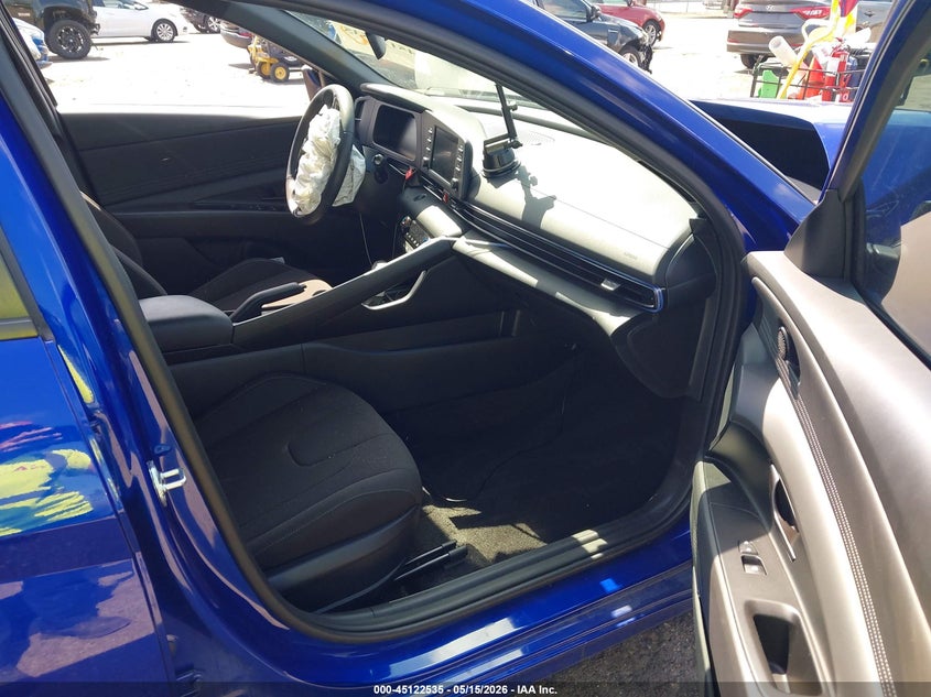 2025 HYUNDAI ELANTRA auction photo 5