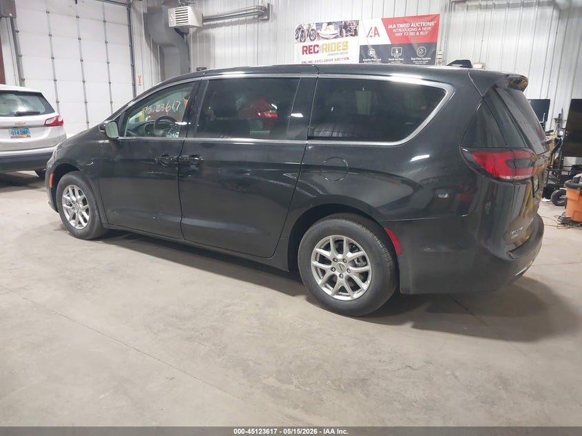 2023 CHRYSLER PACIFICA auction photo 3