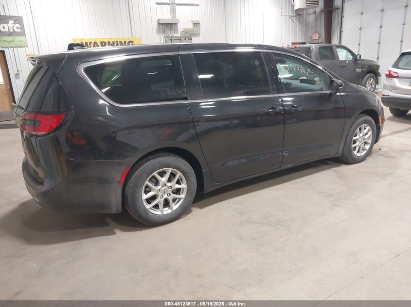 2023 CHRYSLER PACIFICA auction photo 4