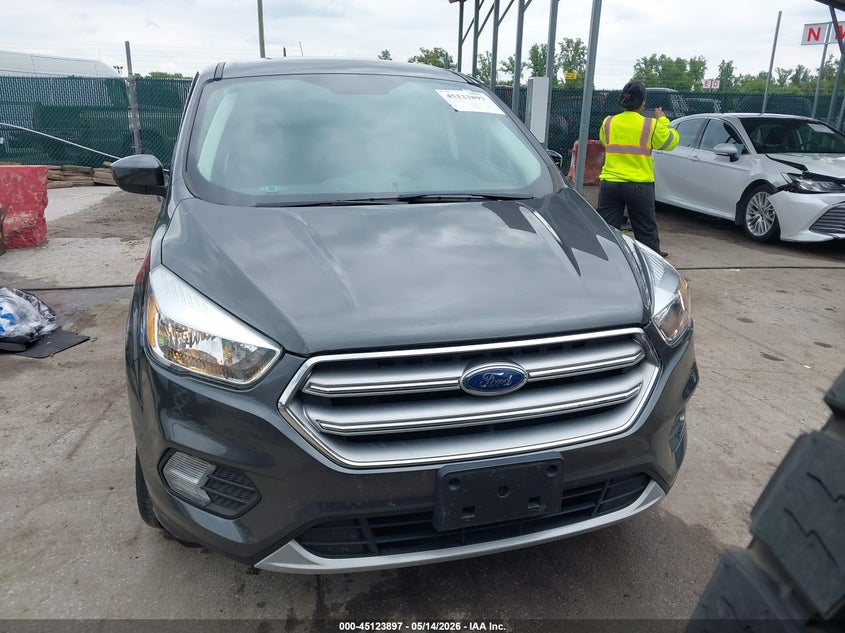 VIN 1FMCU0GD9HUB96949 2017 FORD ESCAPE SE