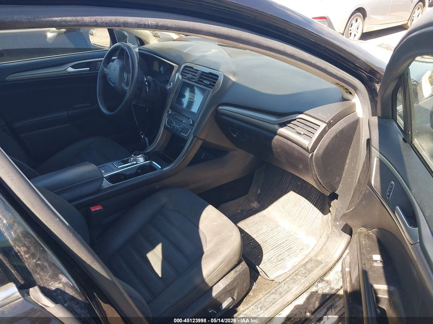 VIN 3FA6P0HD9JR203201 2018 FORD FUSION SE