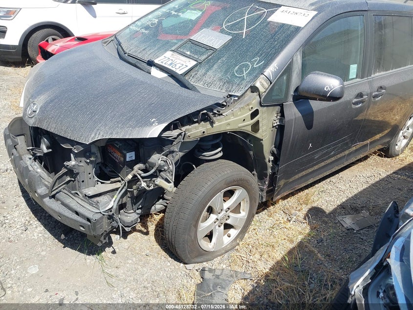 5TDKZ3DC7HS819701 2017 Toyota Sienna Le 8 Passenger photo 1