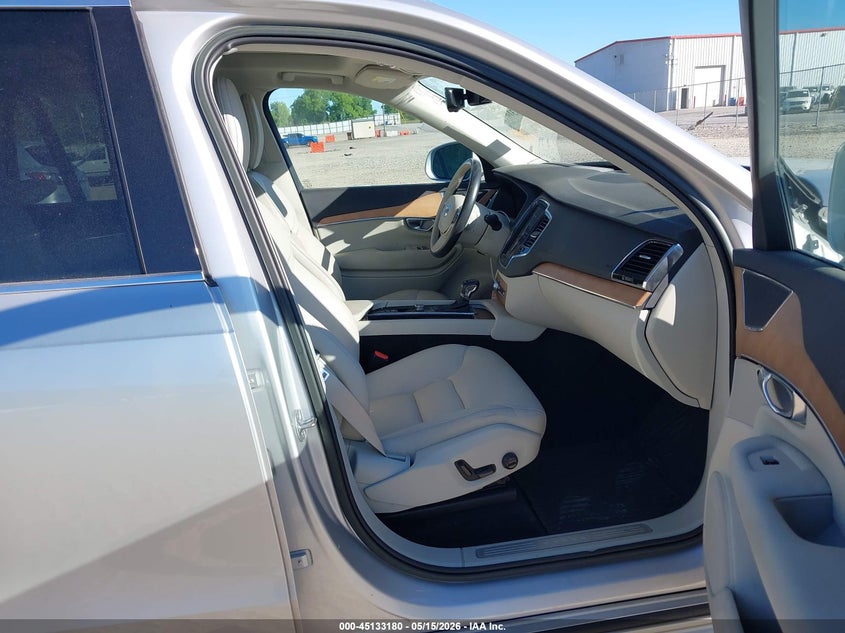 2022 VOLVO XC90