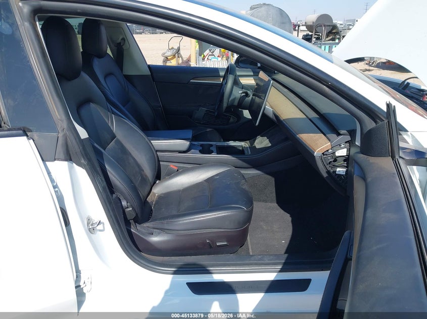 TESLA MODEL 3 - zdjęcie 5